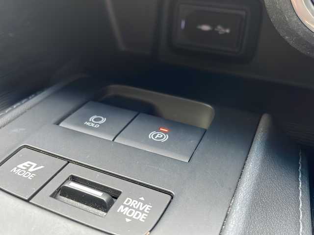 トヨタ ハリアー ハイブリッド G レザーパッケージ 兵庫県 2021(令3)年 3万km プレシャスブラックパール ワンオーナー/純正ディスプレイオーディオ/　Bluetooth/Miracast/USB/AUX/AM/FM/フルセグテレビ（走行中視聴可能）/純正ビルトインETC /デジタルインナーミラー/ブラインドスポットモニター/パワーバックドア/バックカメラ/ブレーキホールド/Innoアドバンスドカーラックス/ステアリングヒーター/パワーシート（D+N席）/シートヒーター（D+N席）/エアシート（D+N席）/アダプティブクルーズコントロール/パーキングアシスト/アンチロック・ブレーキ・システム/レーンキープアシスト/前後コーナーセンサー/盗難防止装置/衝突被害軽減システム/横滑り防止装置/オートマチックハイビーム/パワーウィンドウ/パワーステアリング/純正フロアマット/純正アルミホイール（18インチ）/エアバッグ（W+サイド）/LEDヘッドライト/スマートキー/スペアキー（1本）/保証書/取扱説明書