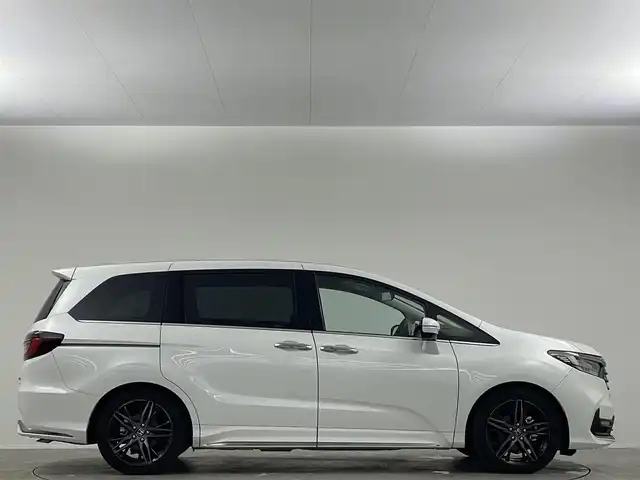 ホンダ オデッセイ ハイブリッド e:HEVアブソルート EX 埼玉県 2021(令3)年 2.8万km プラチナホワイトパール 純正１０インチナビ　１２．８型後席モニター　アラウンドビューモニター　温シート　ブラインドスポットモニター　液晶ミラー　ハーフレザーシート　両側電動　レーダークルーズコントロール　ドラレコ　ＥＴＣ