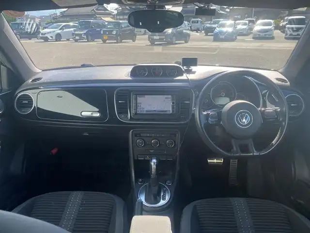 フォルクスワーゲン ザ・ビートル ターボ 熊本県 2014(平26)年 6万km 黒 純正ナビ/FM/AM/CD/DVD/SD/BT/VTR/MusicCatcher/・DTV/・バックカメラ/パッシブセーフティ/・フロントエアバック/・サイドエアバック/・むちうち軽減ヘッドレスト/クルーズコントロール/コーナーセンサー/サンルーフ/ドライブレコーダー（前方）/革巻きステアリング/ステアリングスイッチ/ウィンカーミラー/電動格納ミラー/ミラーヒーター/パーキングライト/オートライト/レーダー検知（社外）/社外車高調/純正フロアマット/純正ドアバイザー/純正アルミホイール