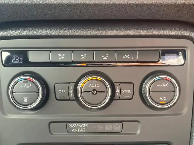 フォルクスワーゲン ザ・ビートル ターボ 熊本県 2014(平26)年 6万km 黒 純正ナビ/FM/AM/CD/DVD/SD/BT/VTR/MusicCatcher/・DTV/・バックカメラ/パッシブセーフティ/・フロントエアバック/・サイドエアバック/・むちうち軽減ヘッドレスト/クルーズコントロール/コーナーセンサー/サンルーフ/ドライブレコーダー（前方）/革巻きステアリング/ステアリングスイッチ/ウィンカーミラー/電動格納ミラー/ミラーヒーター/パーキングライト/オートライト/レーダー検知（社外）/社外車高調/純正フロアマット/純正ドアバイザー/純正アルミホイール