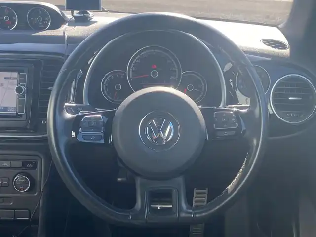 フォルクスワーゲン ザ・ビートル ターボ 熊本県 2014(平26)年 6万km 黒 純正ナビ/FM/AM/CD/DVD/SD/BT/VTR/MusicCatcher/・DTV/・バックカメラ/パッシブセーフティ/・フロントエアバック/・サイドエアバック/・むちうち軽減ヘッドレスト/クルーズコントロール/コーナーセンサー/サンルーフ/ドライブレコーダー（前方）/革巻きステアリング/ステアリングスイッチ/ウィンカーミラー/電動格納ミラー/ミラーヒーター/パーキングライト/オートライト/レーダー検知（社外）/社外車高調/純正フロアマット/純正ドアバイザー/純正アルミホイール