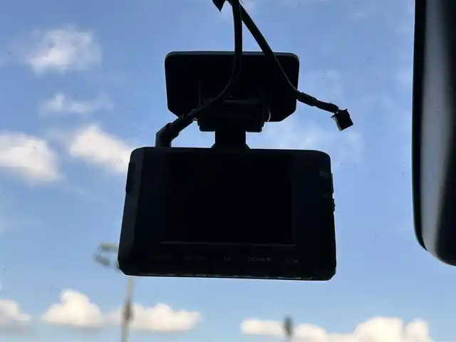 トヨタ ライズ Z 島根県 2023(令5)年 0.8万km シャイニングホワイトパール 登録時走行距離7886km/純正ディスプレイオーディオ(Apple Car Play/Android Auto/Bluetooth/ラジオ)/全周囲カメラ/サイドカメラ/フロントカメラ/バックカメラ/前席シートヒーター/ブラインドスポットモニター/前後コーナーセンサー/レーダークルーズコントロール/横滑り防止装置/レーンキープアシスト/衝突被害軽減ブレーキ/前後ドライブレコーダー/ETC/LEDヘッドライト/フォグランプ/オートライト/ウィンカーミラー/スマートキー(スペアキー×1)/純正AW/禁煙車