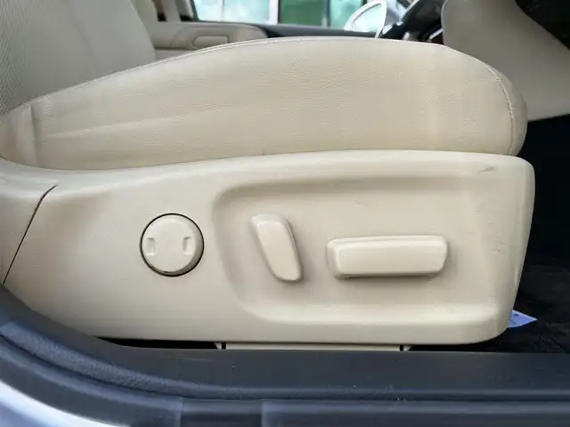 トヨタ クラウン ハイブリッド ロイヤルサルーンG 愛媛県 2014(平26)年 1.4万km プレシャスシルバー ・ワンオーナー/・サンルーフ/・メーカーオプションマルチナビ/CD/DVD/フルセグTV/MSV/USB/・バックカメラ/・クルーズコントロール/・ベージュ革シート/D/N/パワーシート/シートヒーター/エアーシート/D/メモリーシート/・ドラレコ前方/・社外レーダー/・コーナーセンサー/・スペアキー2本/うち１本カードキー