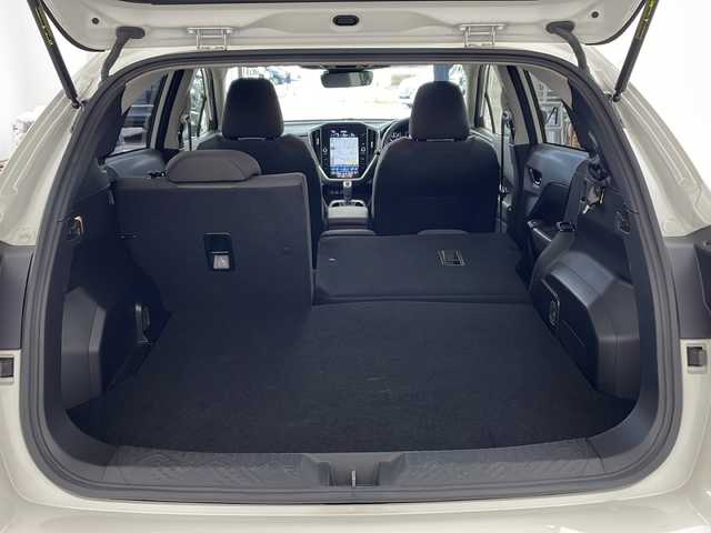 スバル クロストレック リミテッド 兵庫県 2023(令5)年 0.8万km クリスタルホワイトP ・純正11.6インチセンターディスプレイナビ/（TV/BT/USB/AUX)/・全方位カメラ/・ビルトインETC/・アイサイト/・プリクラッシュブレーキ/・エマージェンシーブレーキアシスト/・車線逸脱防止機能/・スバルリヤビークルディテクション(SRVD)/・ドライバーモニタリングシステム/・VDC/・オートビークルホールド(AVH)/・ステアリング連動ヘッドランプ（SRH）/・オートマチックハイビーム/・レーダークルーズコントロール/・SIーDRIVE/・パドルシフト/・運転席メモリー付きパワーシート/・前席シートヒーター/・ステアリングヒーター/・LEDフォグランプ/・リアフォグランプ/・スマートキー