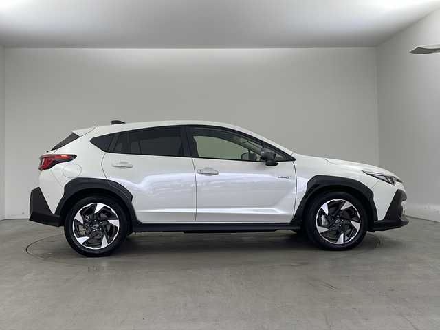 スバル クロストレック リミテッド 兵庫県 2023(令5)年 0.8万km クリスタルホワイトP ・純正11.6インチセンターディスプレイナビ/（TV/BT/USB/AUX)/・全方位カメラ/・ビルトインETC/・アイサイト/・プリクラッシュブレーキ/・エマージェンシーブレーキアシスト/・車線逸脱防止機能/・スバルリヤビークルディテクション(SRVD)/・ドライバーモニタリングシステム/・VDC/・オートビークルホールド(AVH)/・ステアリング連動ヘッドランプ（SRH）/・オートマチックハイビーム/・レーダークルーズコントロール/・SIーDRIVE/・パドルシフト/・運転席メモリー付きパワーシート/・前席シートヒーター/・ステアリングヒーター/・LEDフォグランプ/・リアフォグランプ/・スマートキー