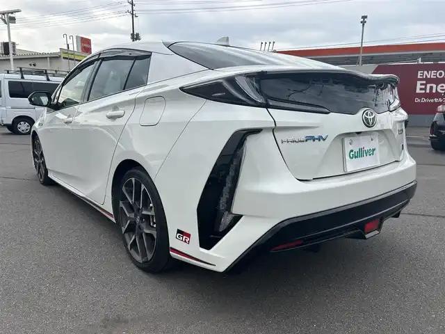 トヨタ プリウス ＰＨＶ S GRスポーツ 岡山県 2019(令1)年 11万km ホワイトパールクリスタルシャイン 登録時走行距離109597km/純正9インチナビ/フルセグTV(AM/FM/CD/DVD/Bluetooth)/バックカメラ/ビルトインETC2.0/ドライブレコーダー/トヨタセーフティセンス/・レーダークルーズコントロール/・プリクラッシュセーフティ/・オートマチックハイビーム/・レーントレーシングアシスト/横滑り防止装置/D/N席シートヒーター/純正フロアマット/18インチ純正AW/LEDヘッドライト/プッシュスタート/スマートキー/充電ケーブル