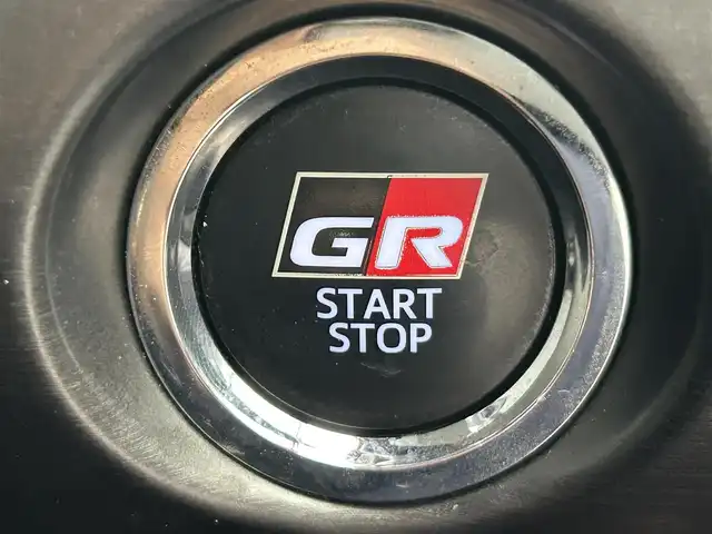 トヨタ プリウス ＰＨＶ S GRスポーツ 岡山県 2019(令1)年 11万km ホワイトパールクリスタルシャイン 登録時走行距離109597km/純正9インチナビ/フルセグTV(AM/FM/CD/DVD/Bluetooth)/バックカメラ/ビルトインETC2.0/ドライブレコーダー/トヨタセーフティセンス/・レーダークルーズコントロール/・プリクラッシュセーフティ/・オートマチックハイビーム/・レーントレーシングアシスト/横滑り防止装置/D/N席シートヒーター/純正フロアマット/18インチ純正AW/LEDヘッドライト/プッシュスタート/スマートキー/充電ケーブル