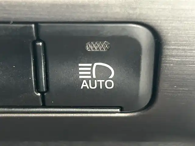 トヨタ プリウス ＰＨＶ S GRスポーツ 岡山県 2019(令1)年 11万km ホワイトパールクリスタルシャイン 登録時走行距離109597km/純正9インチナビ/フルセグTV(AM/FM/CD/DVD/Bluetooth)/バックカメラ/ビルトインETC2.0/ドライブレコーダー/トヨタセーフティセンス/・レーダークルーズコントロール/・プリクラッシュセーフティ/・オートマチックハイビーム/・レーントレーシングアシスト/横滑り防止装置/D/N席シートヒーター/純正フロアマット/18インチ純正AW/LEDヘッドライト/プッシュスタート/スマートキー/充電ケーブル