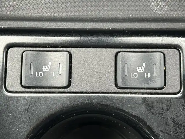 トヨタ プリウス ＰＨＶ S GRスポーツ 岡山県 2019(令1)年 11万km ホワイトパールクリスタルシャイン 登録時走行距離109597km/純正9インチナビ/フルセグTV(AM/FM/CD/DVD/Bluetooth)/バックカメラ/ビルトインETC2.0/ドライブレコーダー/トヨタセーフティセンス/・レーダークルーズコントロール/・プリクラッシュセーフティ/・オートマチックハイビーム/・レーントレーシングアシスト/横滑り防止装置/D/N席シートヒーター/純正フロアマット/18インチ純正AW/LEDヘッドライト/プッシュスタート/スマートキー/充電ケーブル