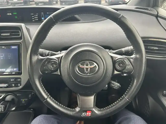 トヨタ プリウス ＰＨＶ S GRスポーツ 岡山県 2019(令1)年 11万km ホワイトパールクリスタルシャイン 登録時走行距離109597km/純正9インチナビ/フルセグTV(AM/FM/CD/DVD/Bluetooth)/バックカメラ/ビルトインETC2.0/ドライブレコーダー/トヨタセーフティセンス/・レーダークルーズコントロール/・プリクラッシュセーフティ/・オートマチックハイビーム/・レーントレーシングアシスト/横滑り防止装置/D/N席シートヒーター/純正フロアマット/18インチ純正AW/LEDヘッドライト/プッシュスタート/スマートキー/充電ケーブル