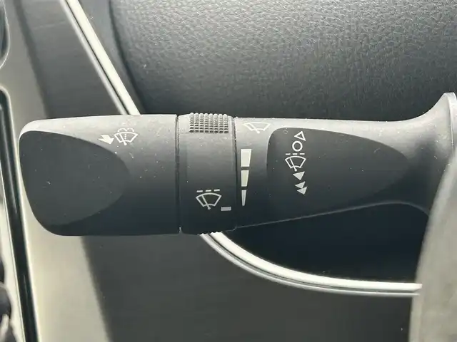 トヨタ プリウス ＰＨＶ S GRスポーツ 岡山県 2019(令1)年 11万km ホワイトパールクリスタルシャイン 登録時走行距離109597km/純正9インチナビ/フルセグTV(AM/FM/CD/DVD/Bluetooth)/バックカメラ/ビルトインETC2.0/ドライブレコーダー/トヨタセーフティセンス/・レーダークルーズコントロール/・プリクラッシュセーフティ/・オートマチックハイビーム/・レーントレーシングアシスト/横滑り防止装置/D/N席シートヒーター/純正フロアマット/18インチ純正AW/LEDヘッドライト/プッシュスタート/スマートキー/充電ケーブル