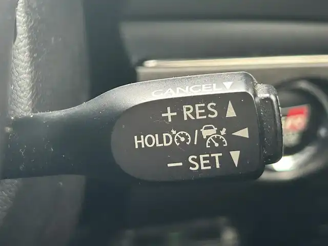 トヨタ プリウス ＰＨＶ S GRスポーツ 岡山県 2019(令1)年 11万km ホワイトパールクリスタルシャイン 登録時走行距離109597km/純正9インチナビ/フルセグTV(AM/FM/CD/DVD/Bluetooth)/バックカメラ/ビルトインETC2.0/ドライブレコーダー/トヨタセーフティセンス/・レーダークルーズコントロール/・プリクラッシュセーフティ/・オートマチックハイビーム/・レーントレーシングアシスト/横滑り防止装置/D/N席シートヒーター/純正フロアマット/18インチ純正AW/LEDヘッドライト/プッシュスタート/スマートキー/充電ケーブル