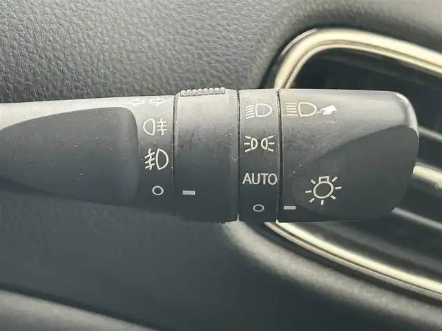 トヨタ プリウス ＰＨＶ S GRスポーツ 岡山県 2019(令1)年 11万km ホワイトパールクリスタルシャイン 登録時走行距離109597km/純正9インチナビ/フルセグTV(AM/FM/CD/DVD/Bluetooth)/バックカメラ/ビルトインETC2.0/ドライブレコーダー/トヨタセーフティセンス/・レーダークルーズコントロール/・プリクラッシュセーフティ/・オートマチックハイビーム/・レーントレーシングアシスト/横滑り防止装置/D/N席シートヒーター/純正フロアマット/18インチ純正AW/LEDヘッドライト/プッシュスタート/スマートキー/充電ケーブル