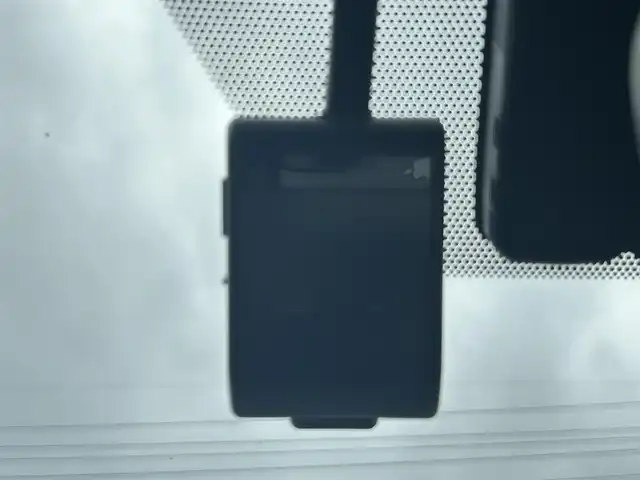 トヨタ プリウス ＰＨＶ S GRスポーツ 岡山県 2019(令1)年 11万km ホワイトパールクリスタルシャイン 登録時走行距離109597km/純正9インチナビ/フルセグTV(AM/FM/CD/DVD/Bluetooth)/バックカメラ/ビルトインETC2.0/ドライブレコーダー/トヨタセーフティセンス/・レーダークルーズコントロール/・プリクラッシュセーフティ/・オートマチックハイビーム/・レーントレーシングアシスト/横滑り防止装置/D/N席シートヒーター/純正フロアマット/18インチ純正AW/LEDヘッドライト/プッシュスタート/スマートキー/充電ケーブル