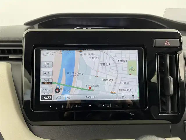 スズキ ソリオ HV MZ 大分県 2023(令5)年 5.6万km メロウディープレッドパール スズキセーフティーサポート/・デュアルセンサーブレーキサポート/・標識認識機能/・発進お知らせ機能/・アダプティブクルーズコントロール/・車線維持支援機能/・ハイビームアシスト/社外ナビ/（フルセグ/Bluetooth/CD/DVD)/ヘッドアップディスプレイ/ETC/前席シートヒーター/ステアリングスイッチ/両側パワースライドドア/オートライト/LEDヘッドライト/社外デジタルインナーミラー/電動格納ミラー/純正アルミホイール