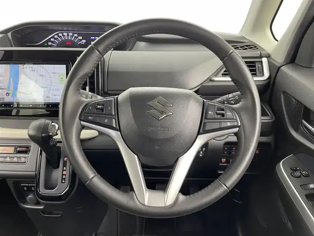 スズキ ソリオ HV MZ 大分県 2023(令5)年 5.6万km メロウディープレッドパール スズキセーフティーサポート/・デュアルセンサーブレーキサポート/・標識認識機能/・発進お知らせ機能/・アダプティブクルーズコントロール/・車線維持支援機能/・ハイビームアシスト/社外ナビ/（フルセグ/Bluetooth/CD/DVD)/ヘッドアップディスプレイ/ETC/前席シートヒーター/ステアリングスイッチ/両側パワースライドドア/オートライト/LEDヘッドライト/社外デジタルインナーミラー/電動格納ミラー/純正アルミホイール