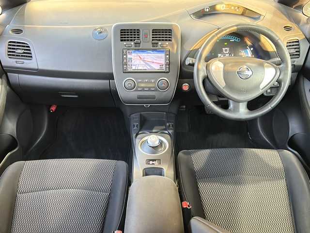 日産 リーフ S 静岡県 2017(平29)年 8.6万km パール ワンオーナー/純正メモリナビ（AM.FM.CD.Bluetooth）/フルセグTV/ETC/バックカメラ/アイドリングストップ/ハンドルヒーター/ドアバイザー/パワーウィンドウ/取扱説明書、保証書、記録簿/シートヒーター