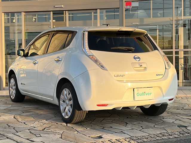 日産 リーフ S 静岡県 2017(平29)年 8.6万km パール ワンオーナー/純正メモリナビ（AM.FM.CD.Bluetooth）/フルセグTV/ETC/バックカメラ/アイドリングストップ/ハンドルヒーター/ドアバイザー/パワーウィンドウ/取扱説明書、保証書、記録簿/シートヒーター