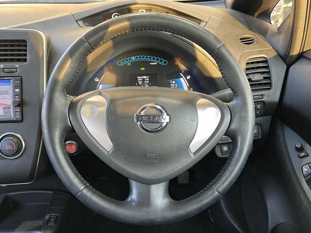 日産 リーフ S 静岡県 2017(平29)年 8.6万km パール ワンオーナー/純正メモリナビ（AM.FM.CD.Bluetooth）/フルセグTV/ETC/バックカメラ/アイドリングストップ/ハンドルヒーター/ドアバイザー/パワーウィンドウ/取扱説明書、保証書、記録簿/シートヒーター