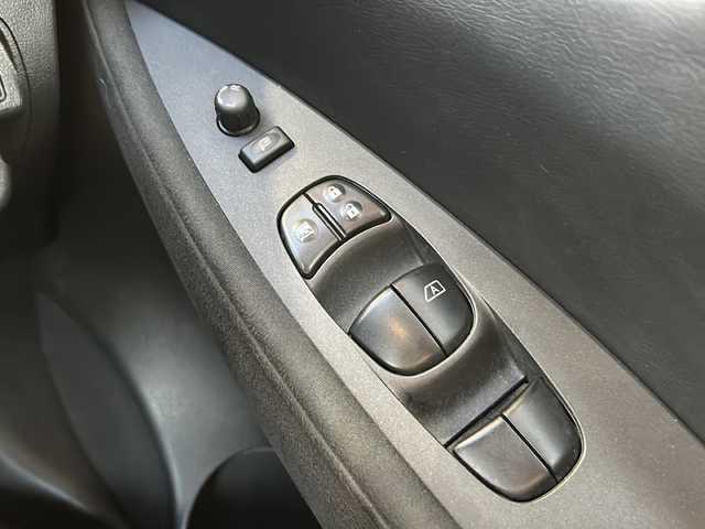 日産 リーフ S 静岡県 2017(平29)年 8.6万km パール ワンオーナー/純正メモリナビ（AM.FM.CD.Bluetooth）/フルセグTV/ETC/バックカメラ/アイドリングストップ/ハンドルヒーター/ドアバイザー/パワーウィンドウ/取扱説明書、保証書、記録簿/シートヒーター