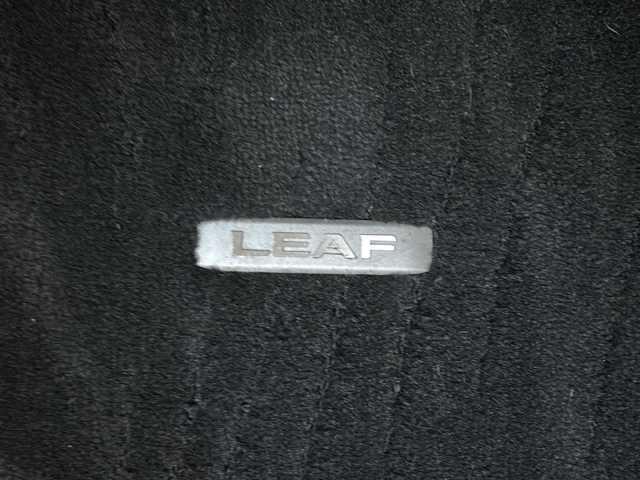 日産 リーフ S 静岡県 2017(平29)年 8.6万km パール ワンオーナー/純正メモリナビ（AM.FM.CD.Bluetooth）/フルセグTV/ETC/バックカメラ/アイドリングストップ/ハンドルヒーター/ドアバイザー/パワーウィンドウ/取扱説明書、保証書、記録簿/シートヒーター