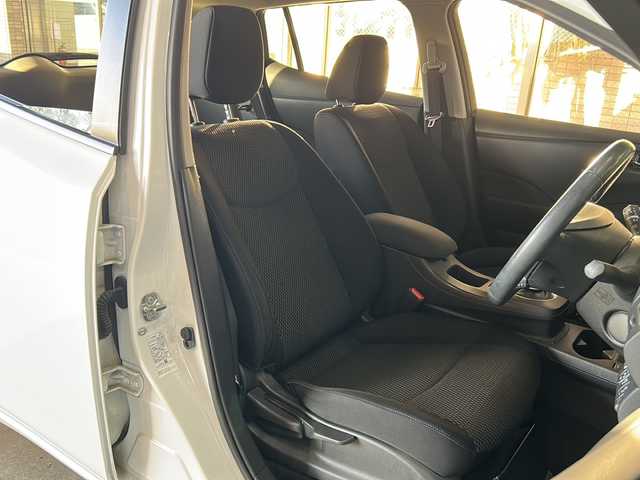 日産 リーフ S 静岡県 2017(平29)年 8.6万km パール ワンオーナー/純正メモリナビ（AM.FM.CD.Bluetooth）/フルセグTV/ETC/バックカメラ/アイドリングストップ/ハンドルヒーター/ドアバイザー/パワーウィンドウ/取扱説明書、保証書、記録簿/シートヒーター