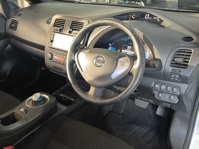 日産 リーフ S 静岡県 2017(平29)年 8.6万km パール ワンオーナー/純正メモリナビ（AM.FM.CD.Bluetooth）/フルセグTV/ETC/バックカメラ/アイドリングストップ/ハンドルヒーター/ドアバイザー/パワーウィンドウ/取扱説明書、保証書、記録簿/シートヒーター