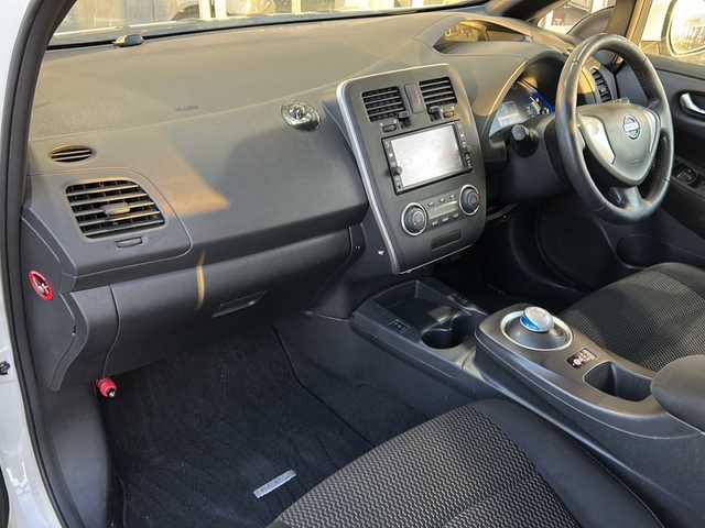 日産 リーフ S 静岡県 2017(平29)年 8.6万km パール ワンオーナー/純正メモリナビ（AM.FM.CD.Bluetooth）/フルセグTV/ETC/バックカメラ/アイドリングストップ/ハンドルヒーター/ドアバイザー/パワーウィンドウ/取扱説明書、保証書、記録簿/シートヒーター