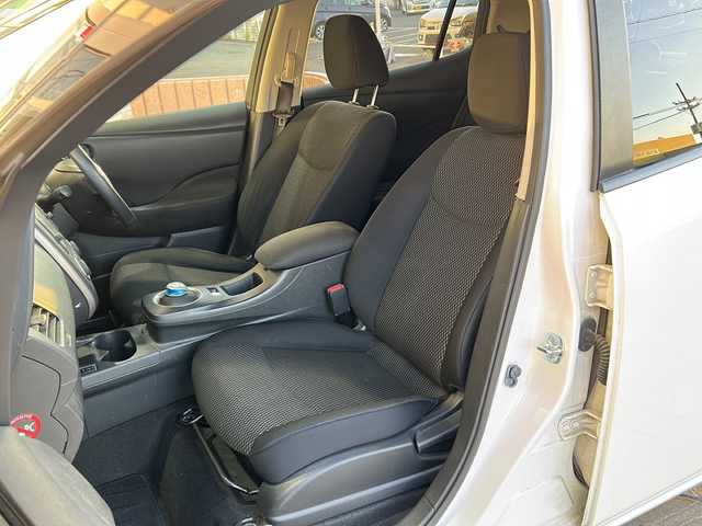 日産 リーフ S 静岡県 2017(平29)年 8.6万km パール ワンオーナー/純正メモリナビ（AM.FM.CD.Bluetooth）/フルセグTV/ETC/バックカメラ/アイドリングストップ/ハンドルヒーター/ドアバイザー/パワーウィンドウ/取扱説明書、保証書、記録簿/シートヒーター