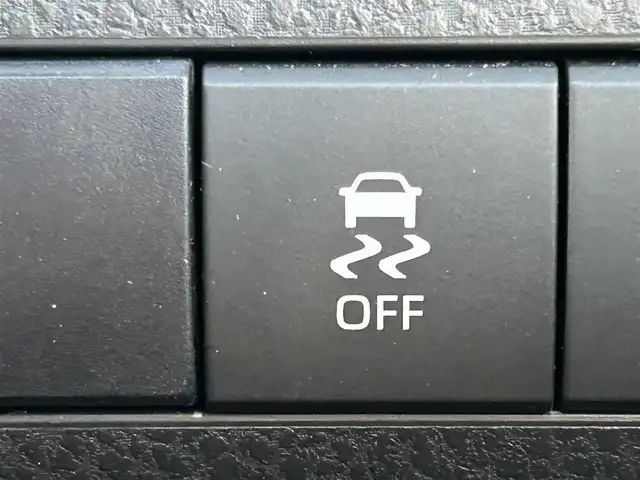 トヨタ カムリ WS ブラックエディション 岡山県 2021(令3)年 6.5万km プレシャスブラックパール 登録時走行距離65032km/純正ナビ/(AM.FM.BT)/バックカメラ/ETC2.0/ブラインドスポットモニター/シートヒーター/クリアランスソナー/衝突軽減ブレーキ/横滑り防止装置/クルーズコントロール(追従走行あり)/車線逸脱警報（レーンキープアシスト）/オートライト/オートマチックハイビーム/アイドリングストップ/電動リアゲート/18インチ純正AW/純正フロアマット/ハーフレザーシート/D+N席パワーシート