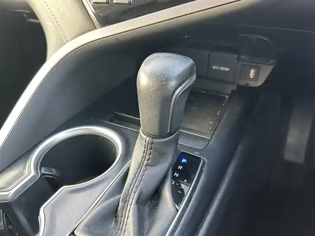 トヨタ カムリ WS ブラックエディション 岡山県 2021(令3)年 6.5万km プレシャスブラックパール 登録時走行距離65032km/純正ナビ/(AM.FM.BT)/バックカメラ/ETC2.0/ブラインドスポットモニター/シートヒーター/クリアランスソナー/衝突軽減ブレーキ/横滑り防止装置/クルーズコントロール(追従走行あり)/車線逸脱警報（レーンキープアシスト）/オートライト/オートマチックハイビーム/アイドリングストップ/電動リアゲート/18インチ純正AW/純正フロアマット/ハーフレザーシート/D+N席パワーシート