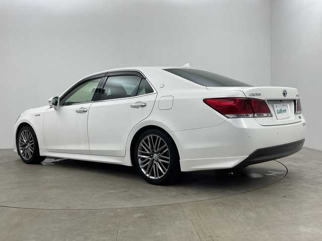 トヨタ クラウン ハイブリッド アスリートG 鹿児島県 2013(平25)年 5.5万km ホワイトパールクリスタルシャイン 純正ナビ/(フルセグTV/BT/CD/DVD/FM/AM)/バックカメラ/衝突被害軽減システム/車線逸脱警報/クルーズコントロール/サンルーフ/レザーシート/横滑り防止装置/ビルトインETC/ドライブレコーダー/アイドリングストップ/フォグランプ/オートライト/ウィンカーミラー/電動格納ミラー/純正18インチAW/シートヒーター/エアシート/シートリフター/ステアリングヒーター/メモリー機能付きパワーシート/プッシュスタート/スマートキー/フロアマット/ドアバイザー/スペアキー/取扱説明書/保証書