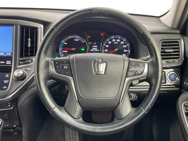 トヨタ クラウン ハイブリッド アスリートG 鹿児島県 2013(平25)年 5.5万km ホワイトパールクリスタルシャイン 純正ナビ/(フルセグTV/BT/CD/DVD/FM/AM)/バックカメラ/衝突被害軽減システム/車線逸脱警報/クルーズコントロール/サンルーフ/レザーシート/横滑り防止装置/ビルトインETC/ドライブレコーダー/アイドリングストップ/フォグランプ/オートライト/ウィンカーミラー/電動格納ミラー/純正18インチAW/シートヒーター/エアシート/シートリフター/ステアリングヒーター/メモリー機能付きパワーシート/プッシュスタート/スマートキー/フロアマット/ドアバイザー/スペアキー/取扱説明書/保証書