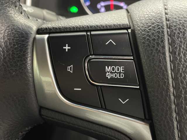 トヨタ クラウン ハイブリッド アスリートG 鹿児島県 2013(平25)年 5.5万km ホワイトパールクリスタルシャイン 純正ナビ/(フルセグTV/BT/CD/DVD/FM/AM)/バックカメラ/衝突被害軽減システム/車線逸脱警報/クルーズコントロール/サンルーフ/レザーシート/横滑り防止装置/ビルトインETC/ドライブレコーダー/アイドリングストップ/フォグランプ/オートライト/ウィンカーミラー/電動格納ミラー/純正18インチAW/シートヒーター/エアシート/シートリフター/ステアリングヒーター/メモリー機能付きパワーシート/プッシュスタート/スマートキー/フロアマット/ドアバイザー/スペアキー/取扱説明書/保証書