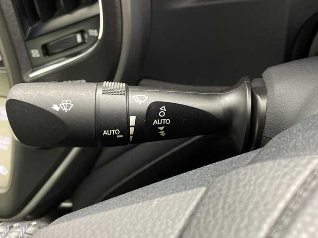 トヨタ クラウン ハイブリッド アスリートG 鹿児島県 2013(平25)年 5.5万km ホワイトパールクリスタルシャイン 純正ナビ/(フルセグTV/BT/CD/DVD/FM/AM)/バックカメラ/衝突被害軽減システム/車線逸脱警報/クルーズコントロール/サンルーフ/レザーシート/横滑り防止装置/ビルトインETC/ドライブレコーダー/アイドリングストップ/フォグランプ/オートライト/ウィンカーミラー/電動格納ミラー/純正18インチAW/シートヒーター/エアシート/シートリフター/ステアリングヒーター/メモリー機能付きパワーシート/プッシュスタート/スマートキー/フロアマット/ドアバイザー/スペアキー/取扱説明書/保証書