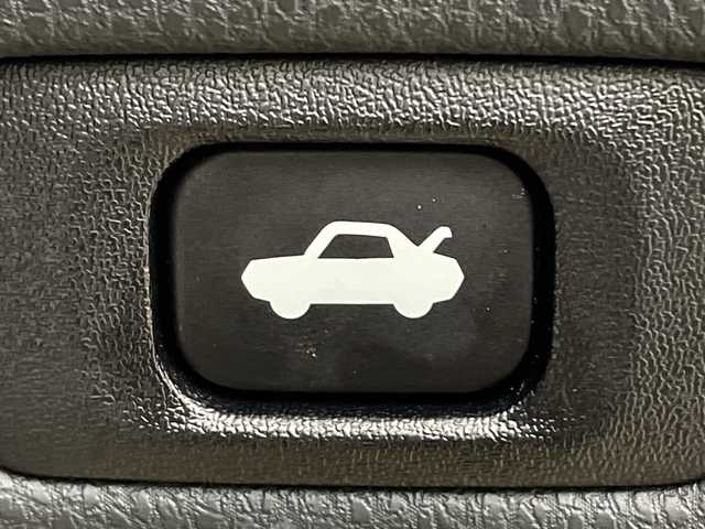 トヨタ クラウン ハイブリッド アスリートG 鹿児島県 2013(平25)年 5.5万km ホワイトパールクリスタルシャイン 純正ナビ/(フルセグTV/BT/CD/DVD/FM/AM)/バックカメラ/衝突被害軽減システム/車線逸脱警報/クルーズコントロール/サンルーフ/レザーシート/横滑り防止装置/ビルトインETC/ドライブレコーダー/アイドリングストップ/フォグランプ/オートライト/ウィンカーミラー/電動格納ミラー/純正18インチAW/シートヒーター/エアシート/シートリフター/ステアリングヒーター/メモリー機能付きパワーシート/プッシュスタート/スマートキー/フロアマット/ドアバイザー/スペアキー/取扱説明書/保証書