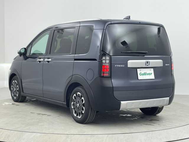 ホンダ フリード ハイブリット e:HEV クロスター 熊本県 2025(令7)年 0.1千km メテオロイドグレーメタリック 登録済未使用車/純正ナビLXM-242ZFNI/・Apple Car Play/AndroidAuto/フルセグTV/BT/USB/バックカメラ　/両側パワースライドドア　/ホンダセンシング/・衝突軽減ブレーキ/・標識認識システム/・踏み間違い防止/・路外逸脱制御機能/・急アクセル抑制機能/・歩行者事故低減ステアリング/・先行車発進お知らせ/・ブラインドスポットモニター/・オートハイビーム/・パーキングセンサーシステム/・アダブティブクルーズコントロール/・車線維持支援システム/・コーナーセンサー/前席シートヒーター/純正15インチAW/オートライト/LEDヘッドライト/フォグライト/スマートキー/プッシュスタート/スペアキー1本