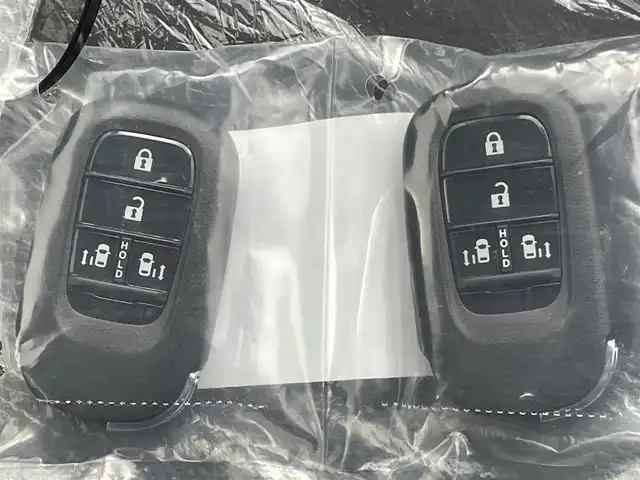 ホンダ フリード ハイブリット e:HEV クロスター 熊本県 2025(令7)年 0.1万km未満 メテオロイドグレーメタリック 登録済未使用車/純正ナビLXM-242ZFNI（ＡｐｐｌＣａｒＰｌａｙ・ＡｎｄｒｏｉｄＡｕｔｏ・フルセグ・BT・USB）/バックカメラ　/両側パワースライドドア　/ホンダセンシング/・衝突軽減ブレーキ/・標識認識システム/・踏み間違い防止/・路外逸脱制御機能/・急アクセル抑制機能/・歩行者事故低減ステアリング/・先行車発進お知らせ/・ブラインドスポットモニター/・オートハイビーム/・パーキングセンサーシステム/・アダブティブクルーズコントロール/・車線維持支援システム/横滑り防止/アイドリングストップ/前席シートヒーター/前後クリアランスソナー/純正１５インチAW/オートライト/LEDヘッドライト/フォグライト/スマートキー/プッシュスタート/スペアキー1本