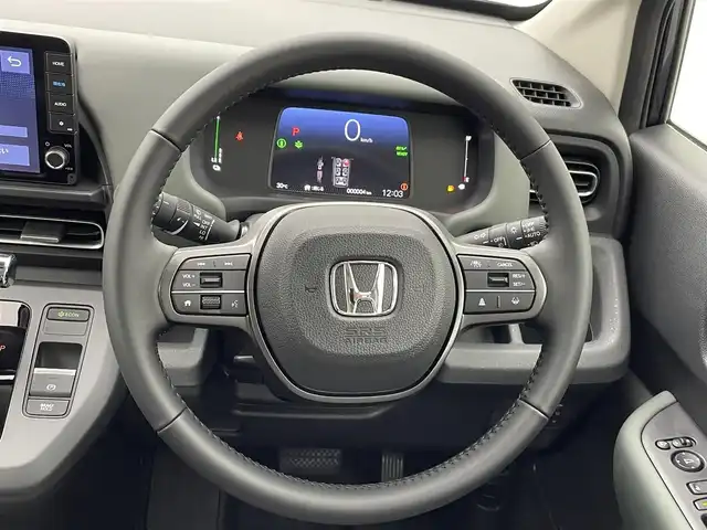 ホンダ フリード ハイブリット e:HEV クロスター 熊本県 2025(令7)年 0.1万km未満 メテオロイドグレーメタリック 登録済未使用車/純正ナビLXM-242ZFNI（ＡｐｐｌＣａｒＰｌａｙ・ＡｎｄｒｏｉｄＡｕｔｏ・フルセグ・BT・USB）/バックカメラ　/両側パワースライドドア　/ホンダセンシング/・衝突軽減ブレーキ/・標識認識システム/・踏み間違い防止/・路外逸脱制御機能/・急アクセル抑制機能/・歩行者事故低減ステアリング/・先行車発進お知らせ/・ブラインドスポットモニター/・オートハイビーム/・パーキングセンサーシステム/・アダブティブクルーズコントロール/・車線維持支援システム/横滑り防止/アイドリングストップ/前席シートヒーター/前後クリアランスソナー/純正１５インチAW/オートライト/LEDヘッドライト/フォグライト/スマートキー/プッシュスタート/スペアキー1本