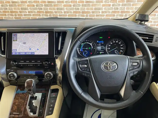 トヨタ アルファードハイブリット X 岩手県 2020(令2)年 8.1万km ホワイトパールクリスタルシャイン ワンオーナー/４WD/両側パワースライドドア/トヨタセーフティセンス/プリクラッシュセーフティ/レーダークルーズコントロール/レーンアシスト/ロードサインアシスト/先行車発進告知機能/コーナーセンサー/横滑り防止装置/オートブレーキホールド/後席用オートエアコン/オットマン/AC100V1500Wアクセサリーコンセント/純正ナビ/（フルセグ/USB/Bluetooth/AppleCarPlay/AndroidAuto）/バックカメラ/ETC2.0/ドライブレコーダー/ステアリングスイッチ/LEDヘッドランプ/純正16インチアルミホイール