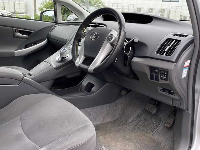 トヨタ プリウス S 新潟県 2010(平22)年 11万km シルバーM 純正SDナビ(NSCN-W60)/CD/AUX/ワンセグテレビ/バックカメラ/ETC/クルーズコントロール/ステアリングスイッチ/スマートキー/プッシュスタート/オートライト/フォグランプ/純正15インチアルミホイール/社外15インチAW冬タイヤ車載