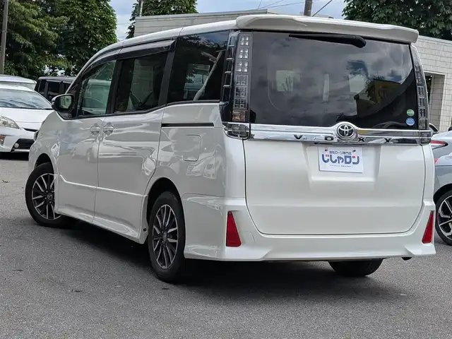 トヨタ ヴォクシー ZS 栃木県 2014(平26)年 12.7万km ホワイトパールクリスタルシャイン (株)IDOMが運営する【じしゃロン宇都宮店】の自社ローン対象車両になります。こちらは現金またはオートローンご利用時の価格です。自社ローンご希望の方は別途その旨お申付け下さい/純正ナビ/CD/DVD/BT/TV/フリップダウンモニター/両側パワースライドドア/バックカメラ/ETC/スマートキー/プッシュスタート/純正16インチAW/フォグランプ/ドアバイザー/ドアミラーウインカー