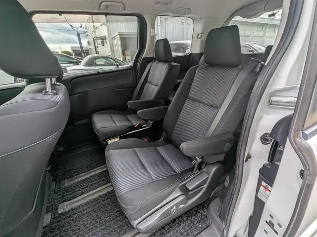 トヨタ ヴォクシー ZS 栃木県 2014(平26)年 12.7万km ホワイトパールクリスタルシャイン (株)IDOMが運営する【じしゃロン宇都宮店】の自社ローン対象車両になります。こちらは現金またはオートローンご利用時の価格です。自社ローンご希望の方は別途その旨お申付け下さい/純正ナビ/CD/DVD/BT/TV/フリップダウンモニター/両側パワースライドドア/バックカメラ/ETC/スマートキー/プッシュスタート/純正16インチAW/フォグランプ/ドアバイザー/ドアミラーウインカー
