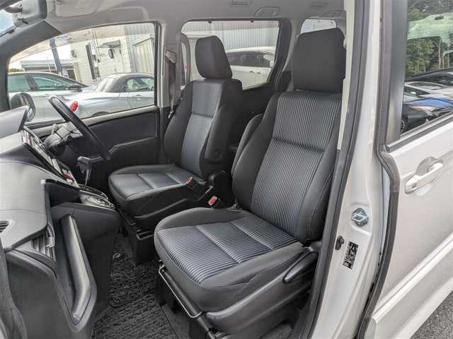 トヨタ ヴォクシー ZS 栃木県 2014(平26)年 12.7万km ホワイトパールクリスタルシャイン (株)IDOMが運営する【じしゃロン宇都宮店】の自社ローン対象車両になります。こちらは現金またはオートローンご利用時の価格です。自社ローンご希望の方は別途その旨お申付け下さい/純正ナビ/CD/DVD/BT/TV/フリップダウンモニター/両側パワースライドドア/バックカメラ/ETC/スマートキー/プッシュスタート/純正16インチAW/フォグランプ/ドアバイザー/ドアミラーウインカー
