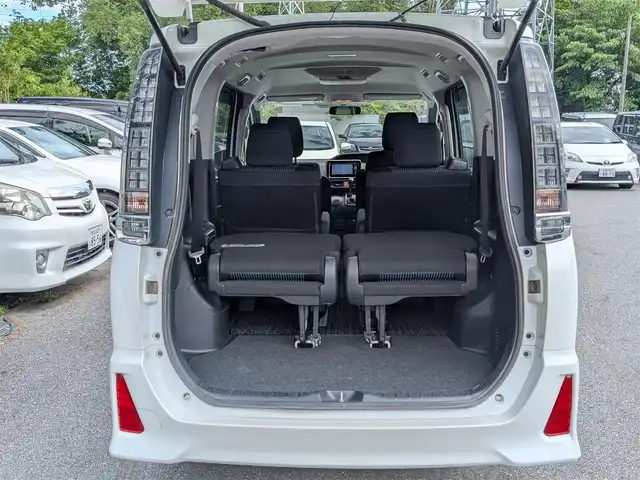 トヨタ ヴォクシー ZS 栃木県 2014(平26)年 12.7万km ホワイトパールクリスタルシャイン (株)IDOMが運営する【じしゃロン宇都宮店】の自社ローン対象車両になります。こちらは現金またはオートローンご利用時の価格です。自社ローンご希望の方は別途その旨お申付け下さい/純正ナビ/CD/DVD/BT/TV/フリップダウンモニター/両側パワースライドドア/バックカメラ/ETC/スマートキー/プッシュスタート/純正16インチAW/フォグランプ/ドアバイザー/ドアミラーウインカー