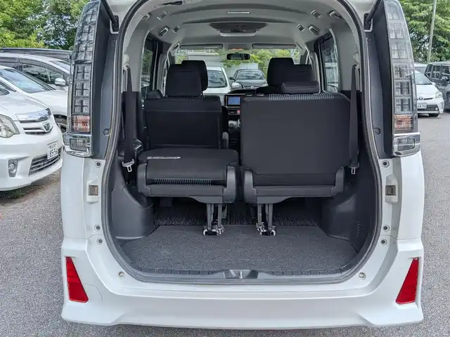 トヨタ ヴォクシー ZS 栃木県 2014(平26)年 12.7万km ホワイトパールクリスタルシャイン (株)IDOMが運営する【じしゃロン宇都宮店】の自社ローン対象車両になります。こちらは現金またはオートローンご利用時の価格です。自社ローンご希望の方は別途その旨お申付け下さい/純正ナビ/CD/DVD/BT/TV/フリップダウンモニター/両側パワースライドドア/バックカメラ/ETC/スマートキー/プッシュスタート/純正16インチAW/フォグランプ/ドアバイザー/ドアミラーウインカー