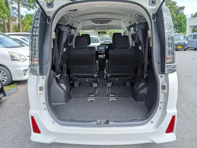 トヨタ ヴォクシー ZS 栃木県 2014(平26)年 12.7万km ホワイトパールクリスタルシャイン (株)IDOMが運営する【じしゃロン宇都宮店】の自社ローン対象車両になります。こちらは現金またはオートローンご利用時の価格です。自社ローンご希望の方は別途その旨お申付け下さい/純正ナビ/CD/DVD/BT/TV/フリップダウンモニター/両側パワースライドドア/バックカメラ/ETC/スマートキー/プッシュスタート/純正16インチAW/フォグランプ/ドアバイザー/ドアミラーウインカー