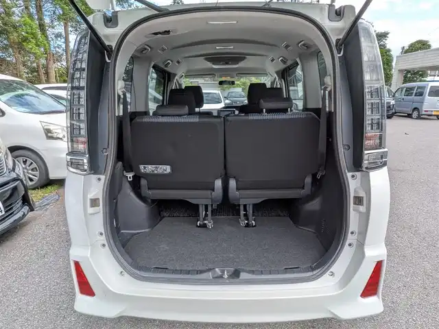 トヨタ ヴォクシー ZS 栃木県 2014(平26)年 12.7万km ホワイトパールクリスタルシャイン (株)IDOMが運営する【じしゃロン宇都宮店】の自社ローン対象車両になります。こちらは現金またはオートローンご利用時の価格です。自社ローンご希望の方は別途その旨お申付け下さい/純正ナビ/CD/DVD/BT/TV/フリップダウンモニター/両側パワースライドドア/バックカメラ/ETC/スマートキー/プッシュスタート/純正16インチAW/フォグランプ/ドアバイザー/ドアミラーウインカー