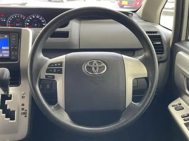 トヨタ ノア X スマートエディション 沖縄県 2012(平24)年 4.8万km ホワイトパールクリスタルシャイン (株)IDOMが運営する【じしゃロンコザ店】の自社ローン専用車両になりますこちらは現金またはオートローンご利用時の価格です。自社ローンご希望の方は別途その旨お申付け下さい/・純正ナビ/・Ｂｌｕｅｔｏｏｔｈ接続/・ＤＶＤ再生/・ＴＶ/・バックカメラ/・両側パワースライドドア/・スマートキー/・プッシュスタート/・ETC/・純正フロアマット/・オートライト