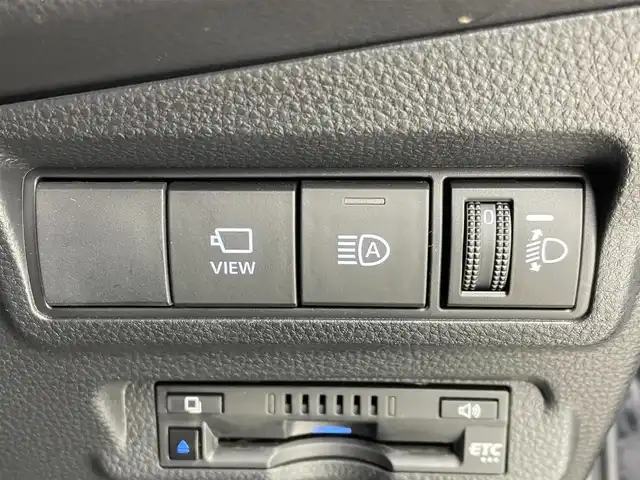 トヨタ カローラ クロス ハイブリッド Z 大阪府 2023(令5)年 2.9万km アティチュードブラックマイカ Toyota Safety Sense/　・プリクラッシュセーフティ　PCS/　・レーントレーシングアシスト　LTA/　・レーンディパーチャーアラート　LDA/　・レーダークルーズコントロール　ACC/　・ロードサインアシスト　RSA/　・フロントクロストラフィックアラート　FCTA/　・リアクロストラフィックアラート　RCTA/　・プロアクティブドライビングアシスト　PDA/　・発信遅れ告知機能　TMN/9インチ純正コネクティッドナビ/　Bluetooth/AM/FM/USB/パノラミックビューモニター/バックカメラ/パワーバックドア/運転席パワーシート/ハーフレザーシート/前席シートヒーター/革巻きステアリング/スマートキー/ステアリングスイッチ/ブラインドスポットモニター　BSM/ETC/純正18インチアルミホイル/サイド/カーテンエアバッグ